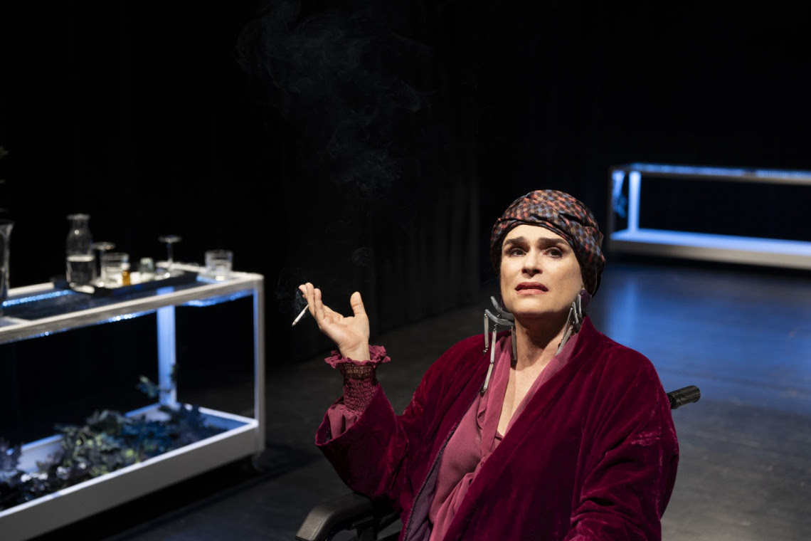 Stefano Cordella firma una potente rilettura di Improvvisamente l’estate scorsa al Teatro Carcano Stefano Cordella firma una potente rilettura di Improvvisamente l’estate scorsa al Teatro Carcano