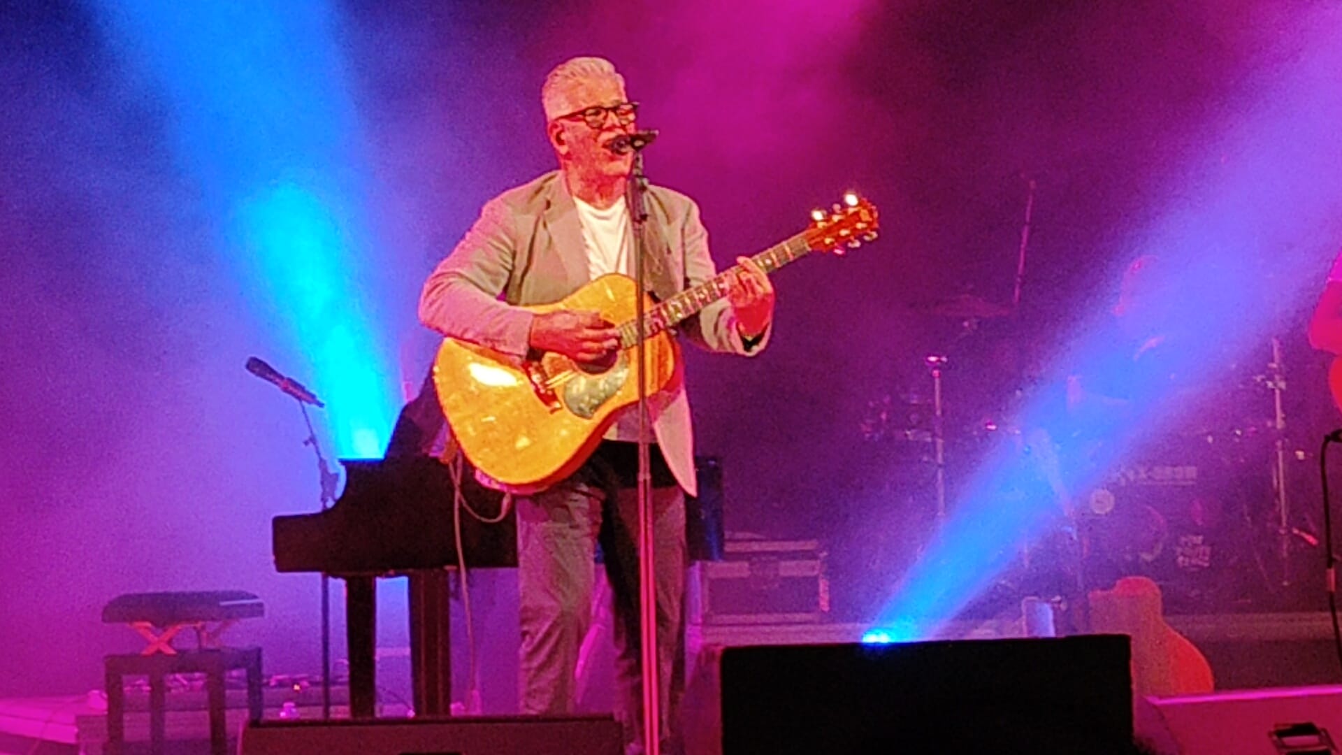 Zarrillo, energia e poesia: un concerto tra luci spettacolari e grande musica